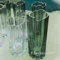 Vase en verre de cylindre côtelé d'ouverture irrégulière haute